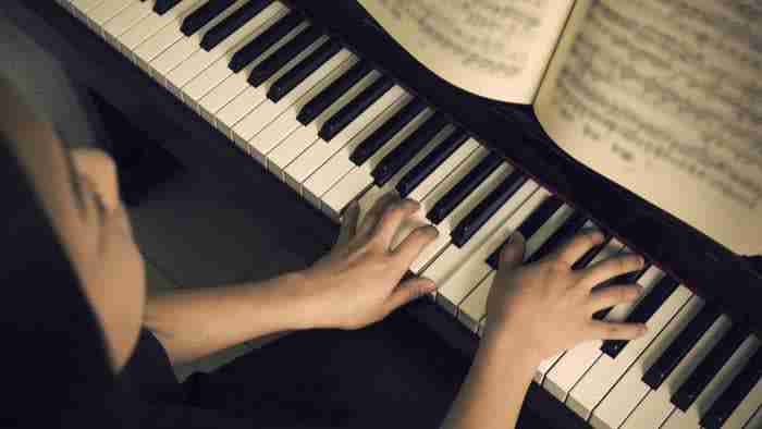 Learn to play the piano online for free
